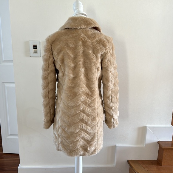 QED LONDON FAUX FUR COST SIZE SMALL - Picture 5 of 10